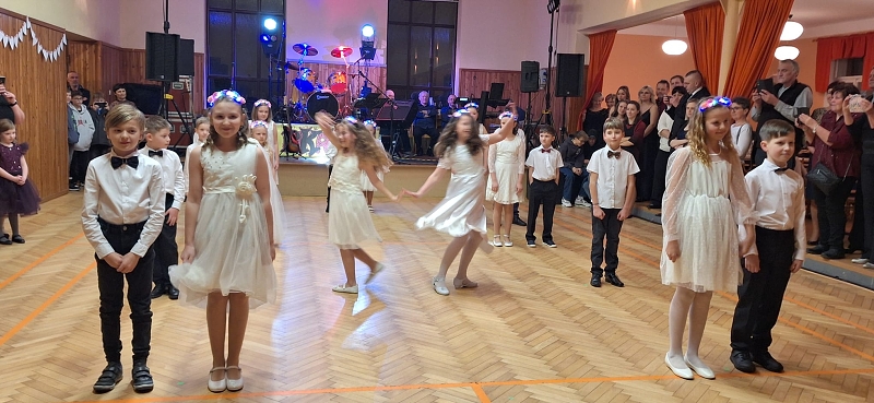 Předtančení žáků školy na školním plese 2025