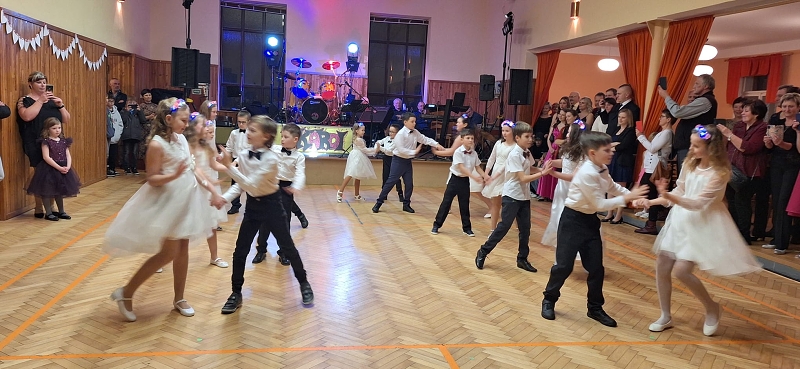 Předtančení žáků školy na školním plese 2025
