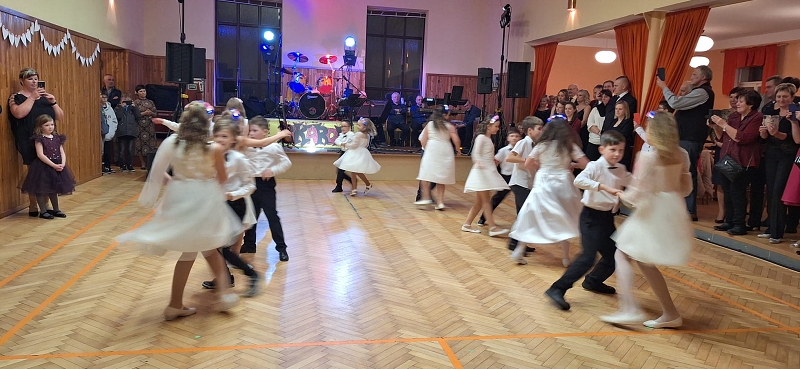 Předtančení žáků školy na školním plese 2025