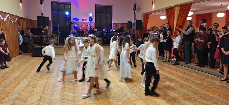 Předtančení žáků školy na školním plese 2025