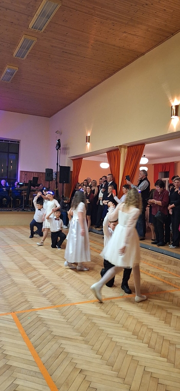 Předtančení žáků školy na školním plese 2025