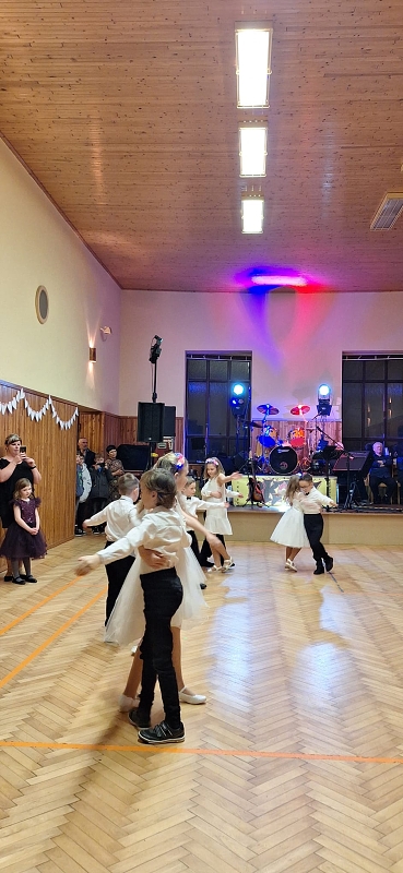 Předtančení žáků školy na školním plese 2025