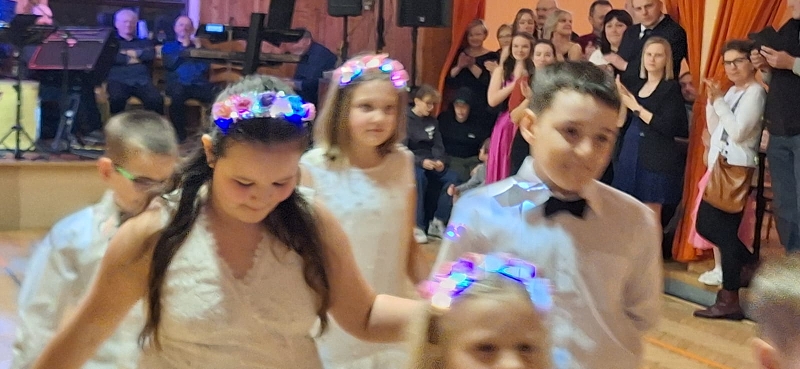 Předtančení žáků školy na školním plese 2025