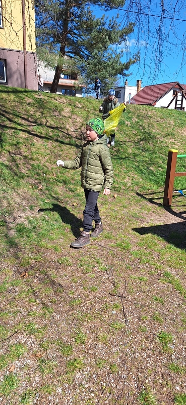 Jarní úklid kolem školy