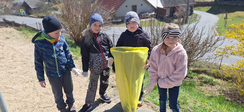 Jarní úklid kolem školy