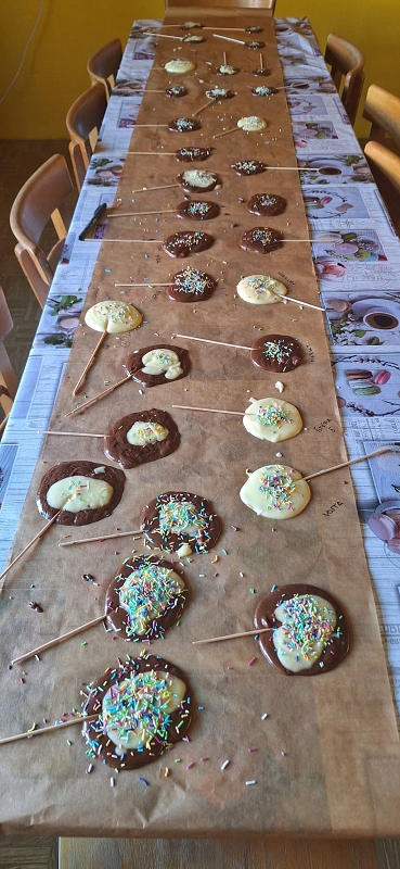 Den čokolády - výroba čokoládových lízátko