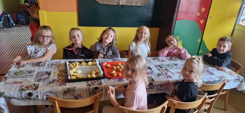 Tradiční podzimní pečení brambor s dětmi  v družině