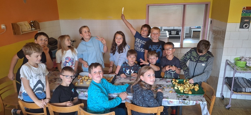 Tradiční podzimní pečení brambor s dětmi  v družině