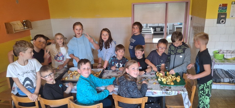 Tradiční podzimní pečení brambor s dětmi  v družině