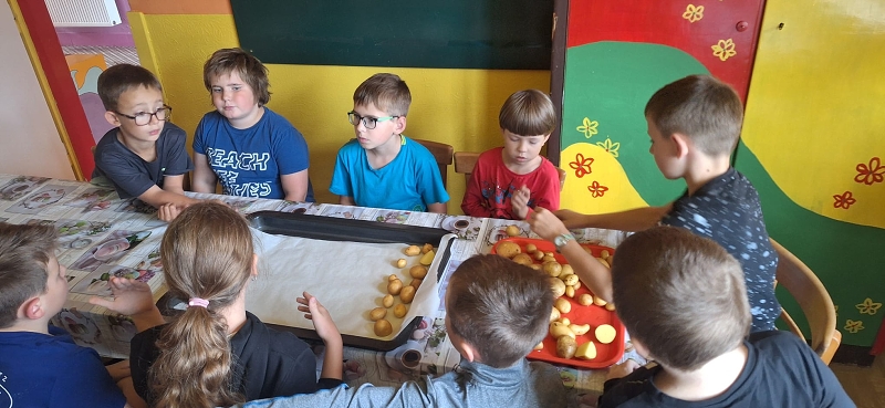 Tradiční podzimní pečení brambor s dětmi  v družině