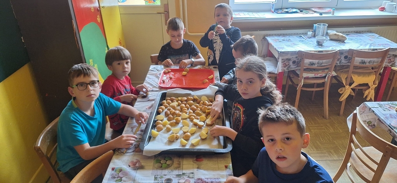 Tradiční podzimní pečení brambor s dětmi  v družině