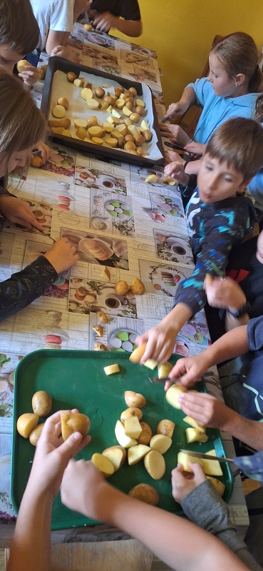 Tradiční podzimní pečení brambor s dětmi  v družině