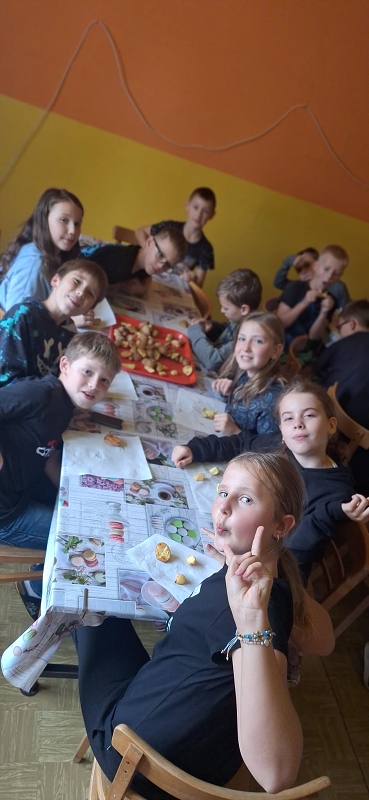 Tradiční podzimní pečení brambor s dětmi  v družině