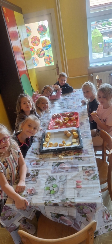 Tradiční podzimní pečení brambor s dětmi  v družině