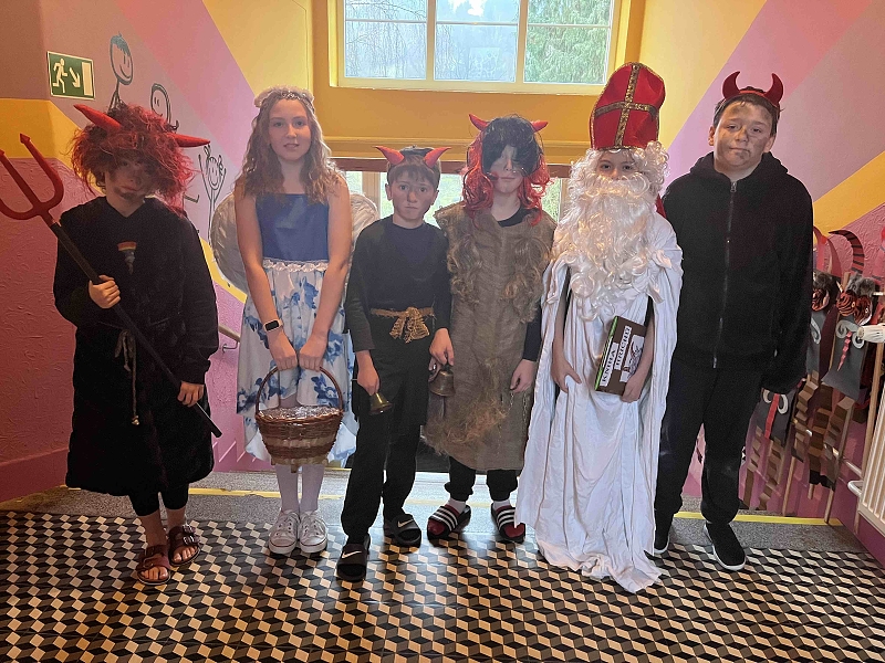 Mikuláš, anděl a čerti ve škole