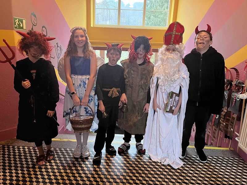 Mikuláš, anděl a čerti ve škole